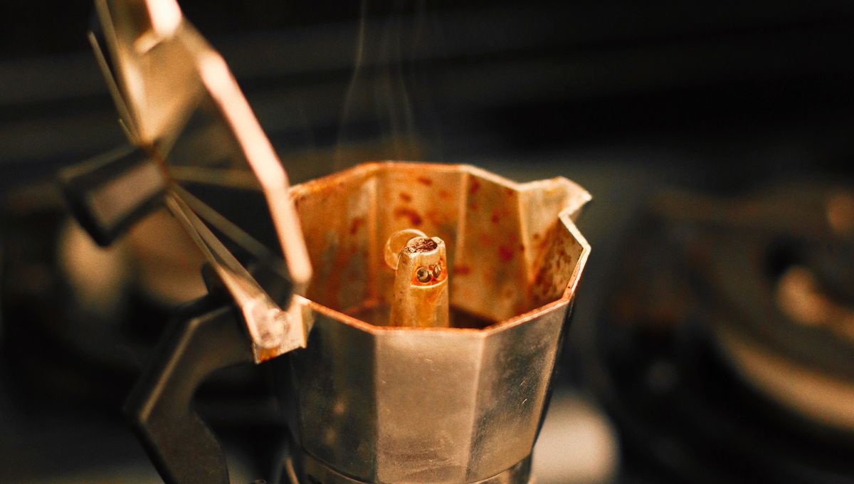 Mantener la cafetera limpia mejora la calidad de la bebida y previene el deterioro de la máquina de café moka.