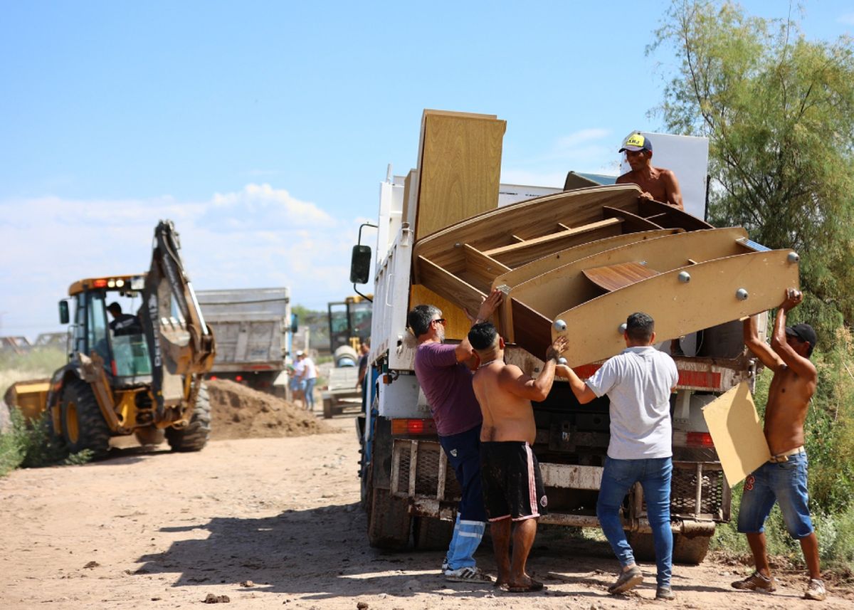 Con camiones municipales de Maipú la gente pudo salvar algunos de sus muebles de la inundación en sus casas.