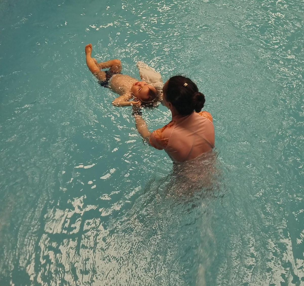 Cuando se le enseña a bebés, la técnica se centra en que aprendan a flotar. Cuando se le enseña a bebés, la técnica se centra en que aprendan a flotar.