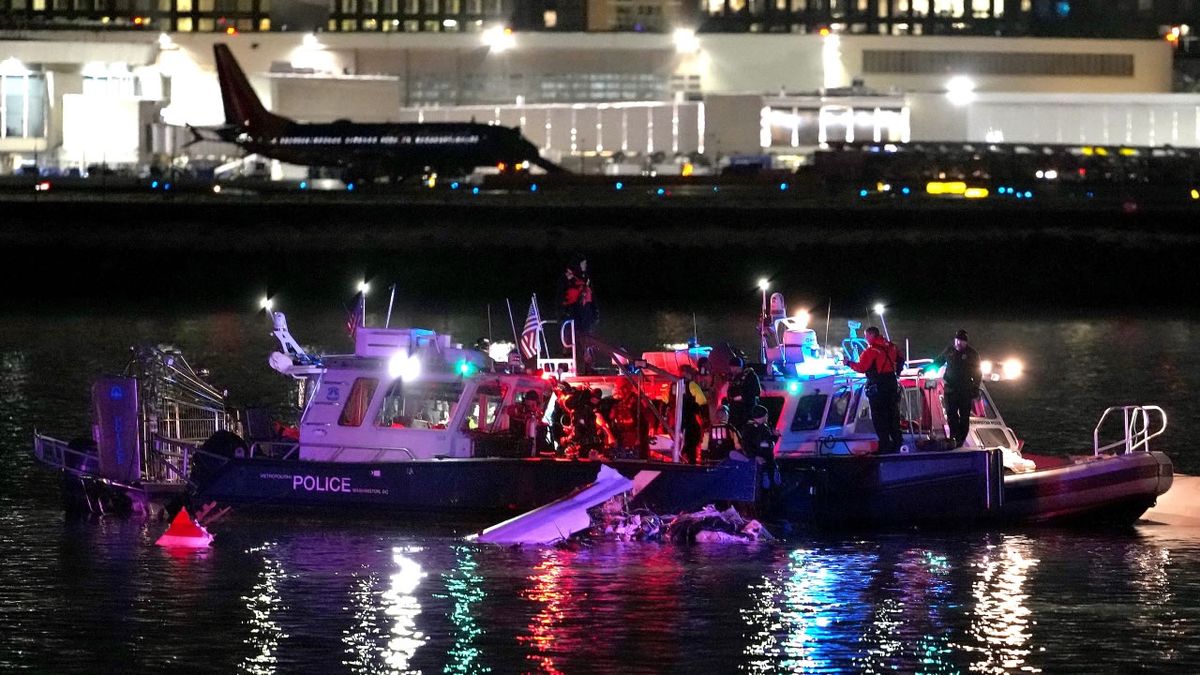 Un avión de American Airlines se estrelló en el río Potomac cerca del Aeropuerto Reagan en D.C. después de colisionar con un helicóptero militar.
