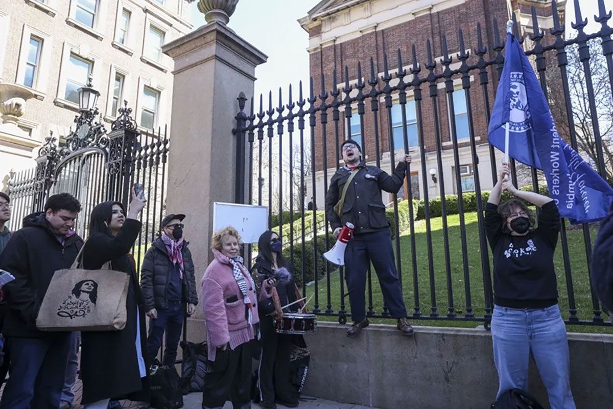 Varias personas protestando contra el cumplimiento por parte de la Universidad de Columbia de las exigencias de la administración del presidente Trump a la universidad fuera del campus en Nueva York