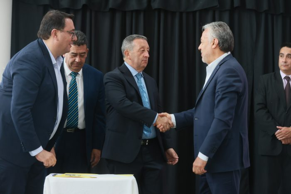 Cornejo y el intendente de Malargüe, Celso Jaque, luego del anuncio del lanzamiento de la 2da etapa de Malargüe Distrito Minero Occidental. Cornejo y el intendente de Malargüe, Celso Jaque, luego del anuncio del lanzamiento de la 2da etapa de Malargüe Distrito Minero Occidental.