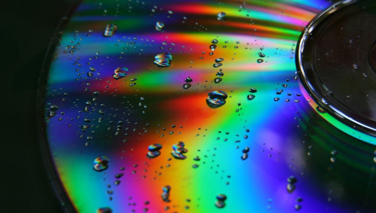 Los CD's actúan como espantapájaros caseros en el balcón. Los CD's actúan como espantapájaros caseros en el balcón.