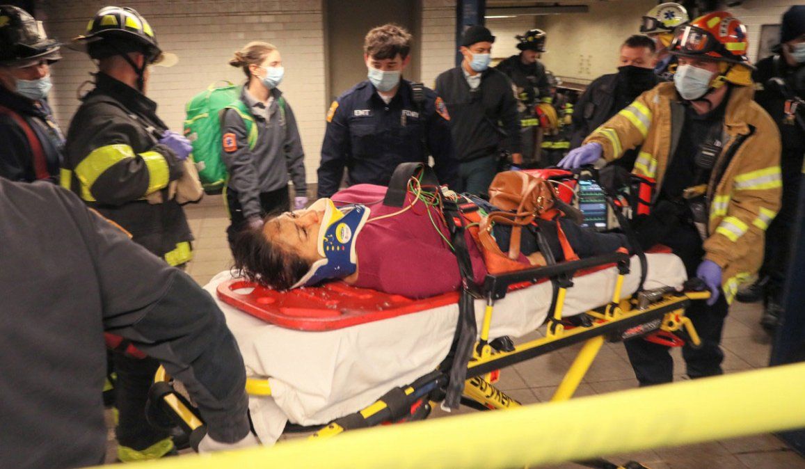 Video escalofriante: empujó a una mujer a las vías del subte de Nueva York