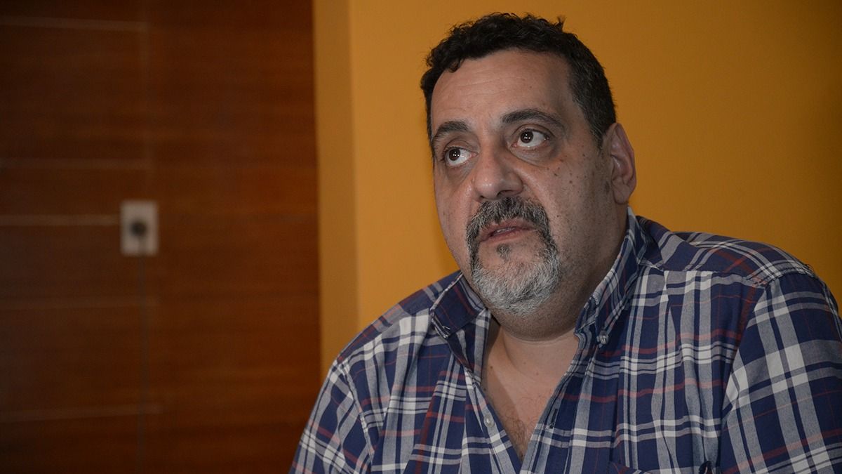 Ariel Sevilla es profesor de Historia egresado del Instituto Bicentenario, de Godoy Cruz, donde actualmente da clases, además de escribir libros.