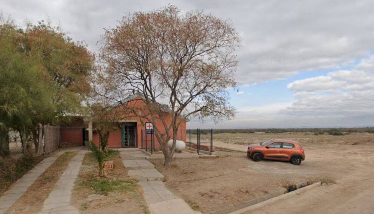 El Centro de Salud N°22 de El Pastal, Las Heras, está en la mira. Todo apunta a un enfermero que participaba de un programa oficial de vacunación del gobierno provincial en esta organización. El Centro de Salud N°22 de El Pastal, Las Heras, está en la mira. Todo apunta a un enfermero que participaba de un programa oficial de vacunación del gobierno provincial en esta organización.