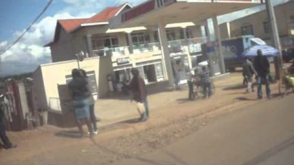 La Policía de Ruanda detuvo a Prince en una casa del área de Cyangugu, y confesó los crímenes que había cometido La Policía de Ruanda detuvo a Prince en una casa del área de Cyangugu, y confesó los crímenes que había cometido