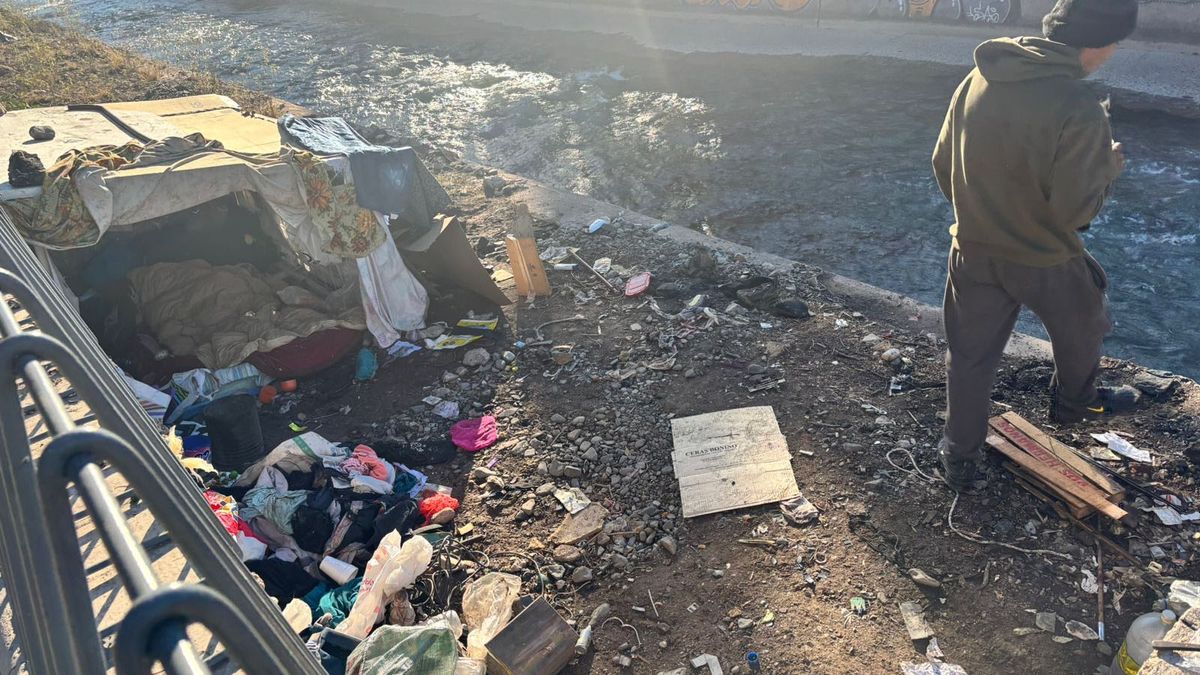 Las personas en situación de calle que se instalaron en el canal Cacique Guaymallén fueron sacadas de allí.
