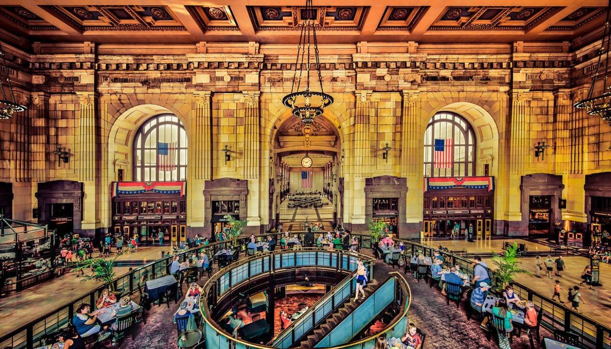 La estación de tren tiene varias tiendas para comprar La estación de tren tiene varias tiendas para comprar