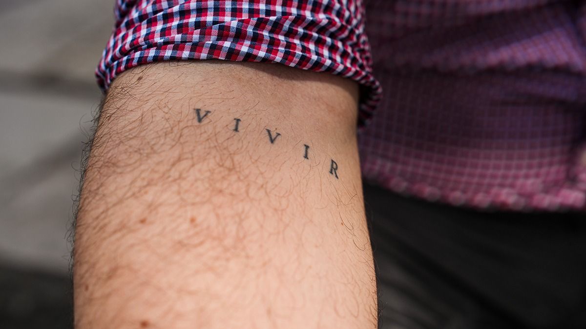 El tatuaje del abogado y artista mendocina resume su mayor propósito: vivir. El tatuaje del abogado y artista mendocina resume su mayor propósito: vivir.
