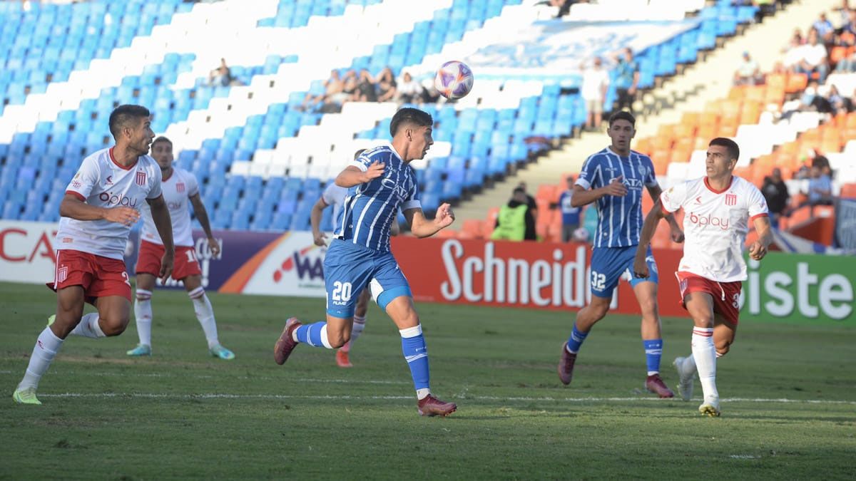 A Salomón Rodríguez le anularon un gol ante Estudiantes.