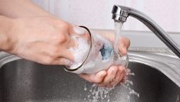 Te contamos por qué deberías limpiar los vasos y las tazas con sal. Imagen: Freepik