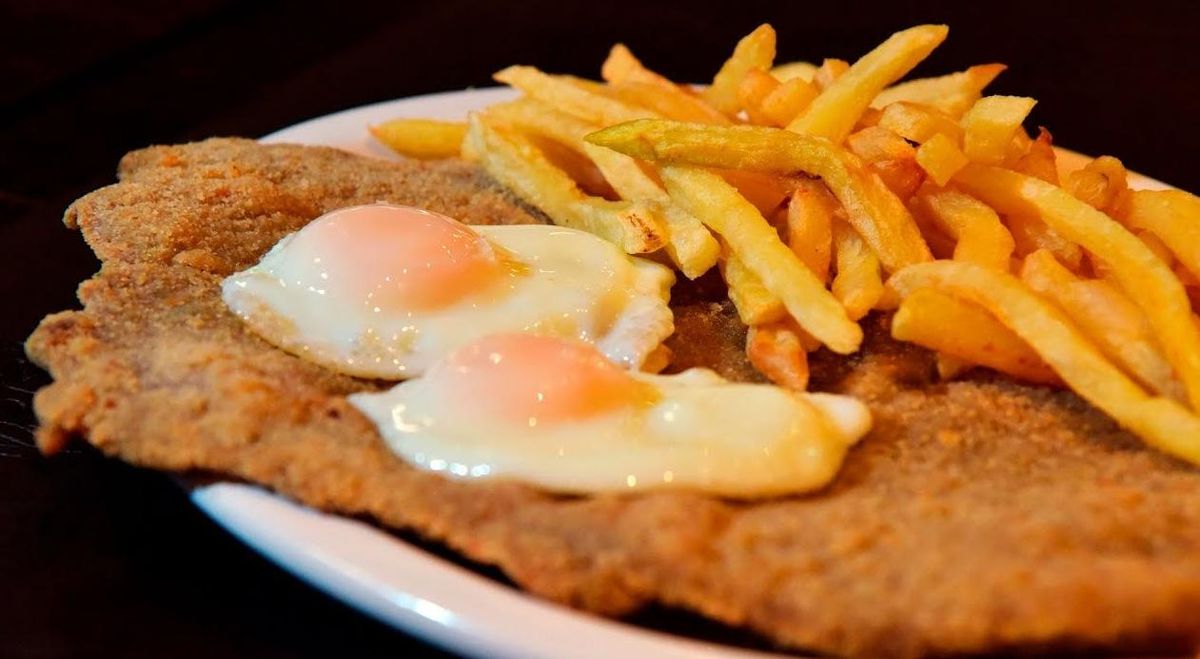 Un fraude. Pidió un milanesa gigante y le llegó algo indignante.