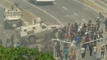 Un tanque militar atropelló a manifestantes en Venezuela
