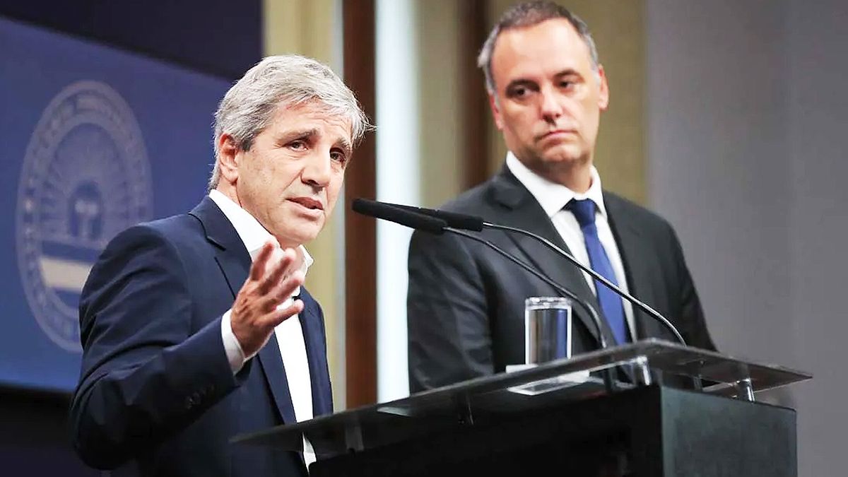 Luis Caputo y Manuel Adorni hicieron anuncios sobre el dólar y la dolarización en la economía.