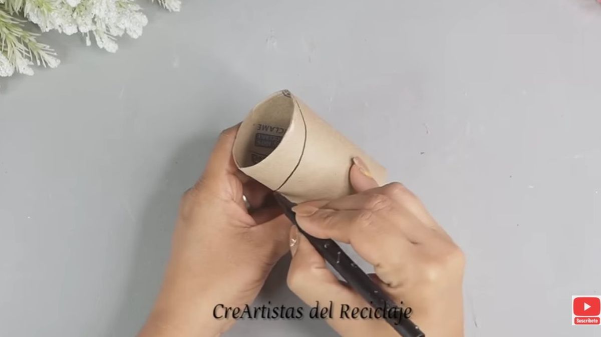 Con un tubo de papel higiénico podrás obtener una elegante maceta. Con un tubo de papel higiénico podrás obtener una elegante maceta.