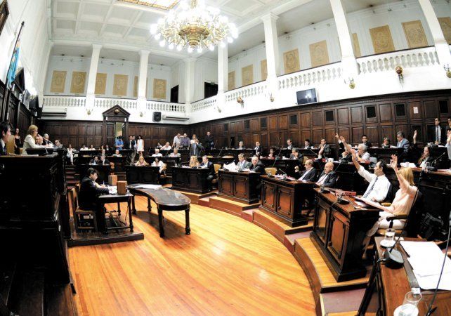 Tras el polémico aumento a los funcionarios, los gremios piden reabrir las paritarias