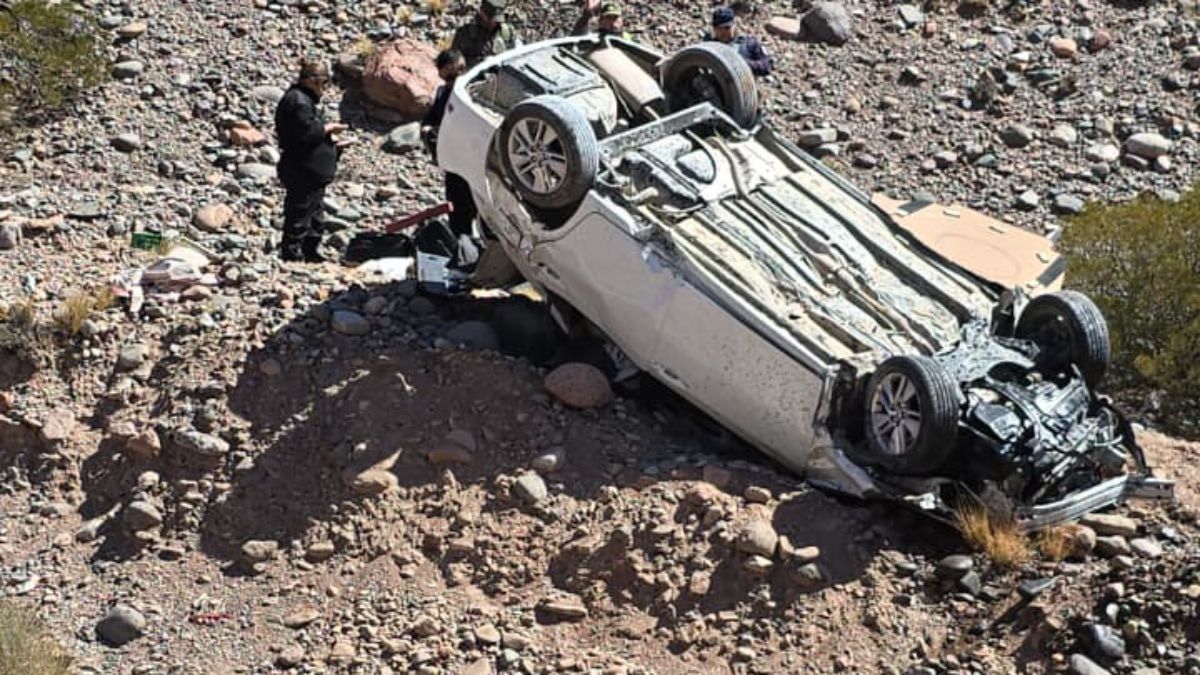 El auto quedó con las ruedas hacia arriba luego de volcar en la Ruta 7.