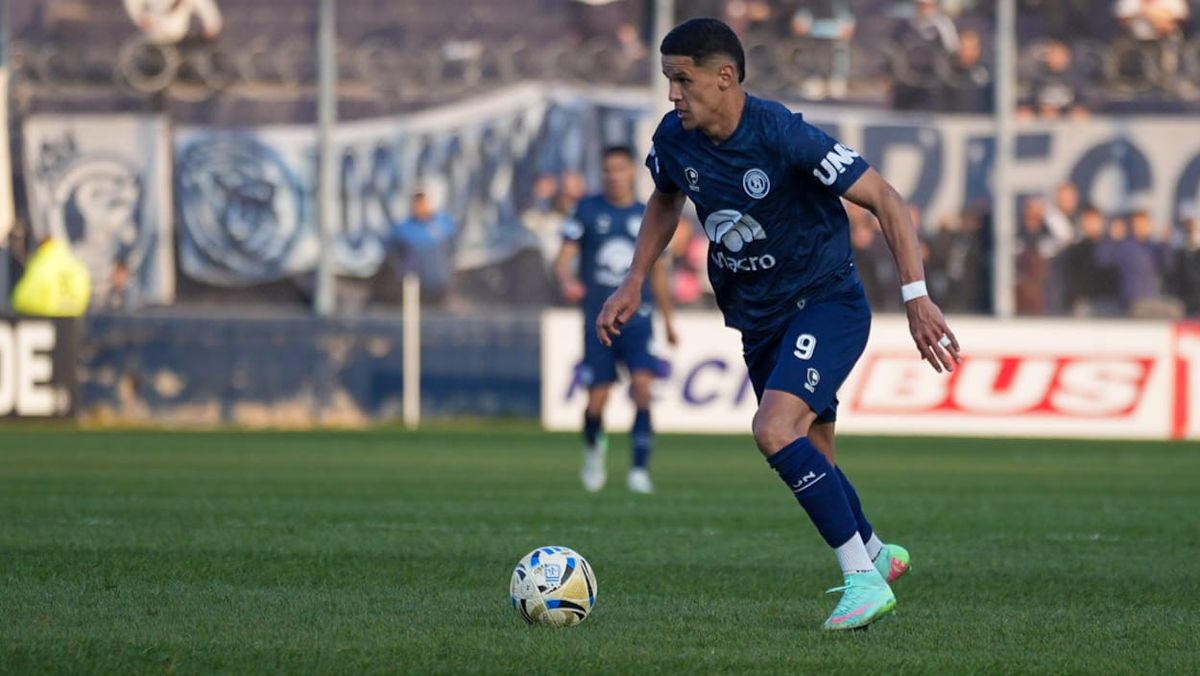 Álex Arce volvió a vestir los colores de Independiente Rivadavia. Foto: Axel Lloret/UNO. 