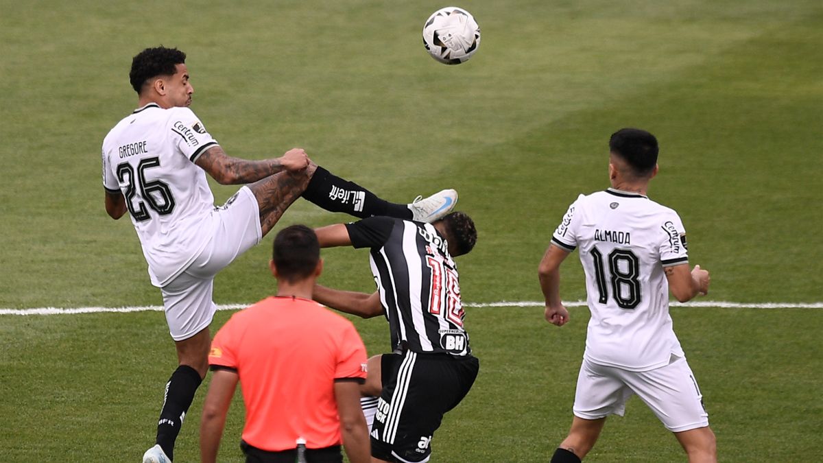 La patada de Gregore motivó su expulsión al minuto. La patada de Gregore motivó su expulsión al minuto.