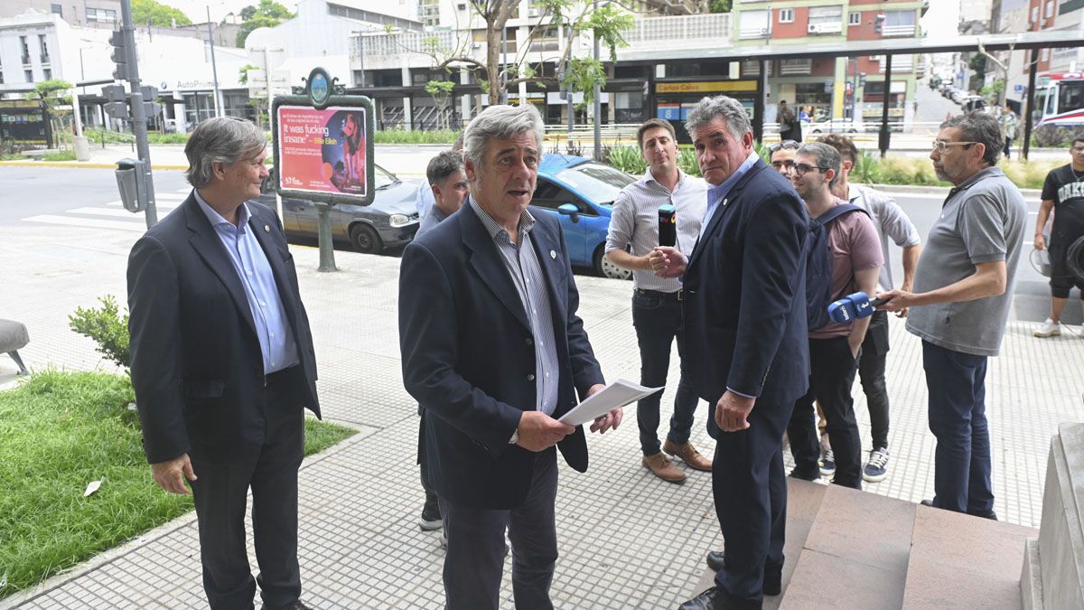 Referentes de las entidades del campo antes de entrar a la reunión. El primero de la derecha es Carlos Achetoni.