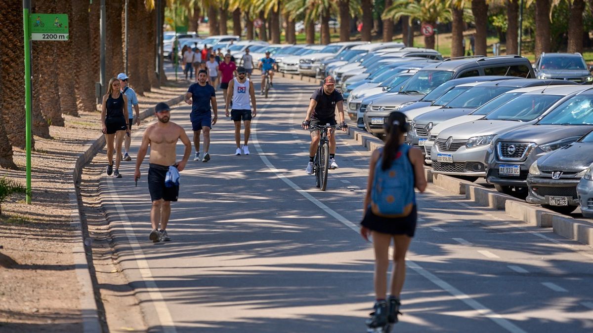 Con calor extremo, es importante hidratarse bien para realizar actividad f&iacute;sica.