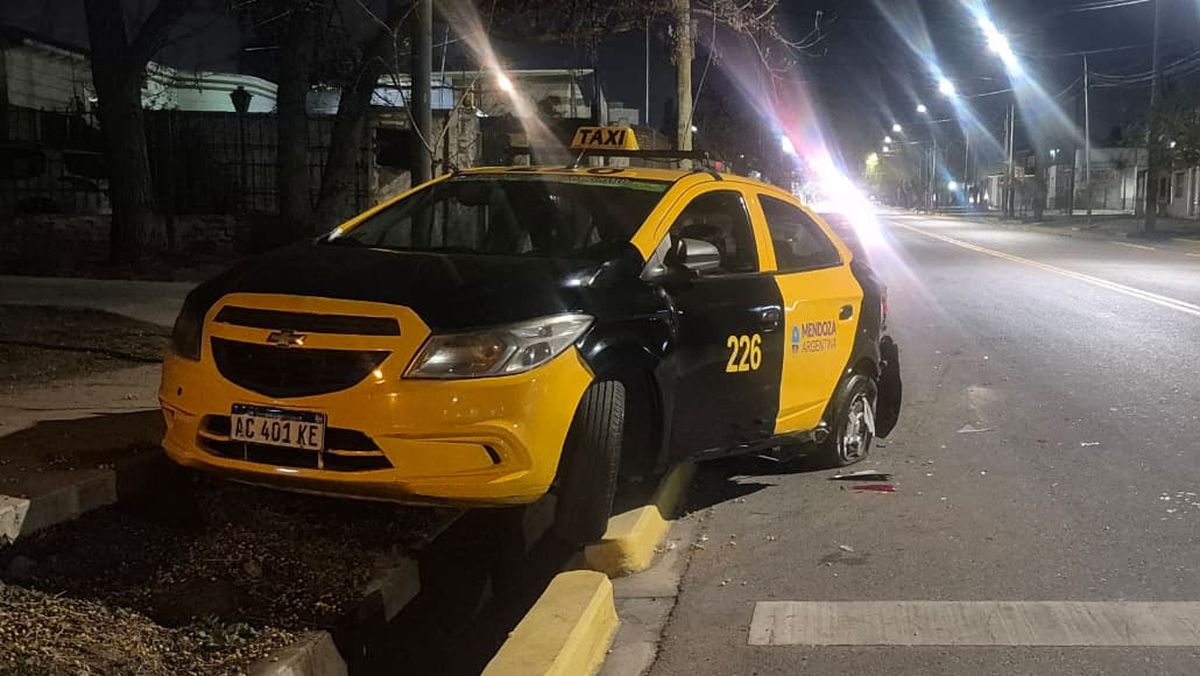 El taxi quedó con tres ruedas dentro de la acequia tras un accidente ocurrido en calles Mitre y Gomensoro