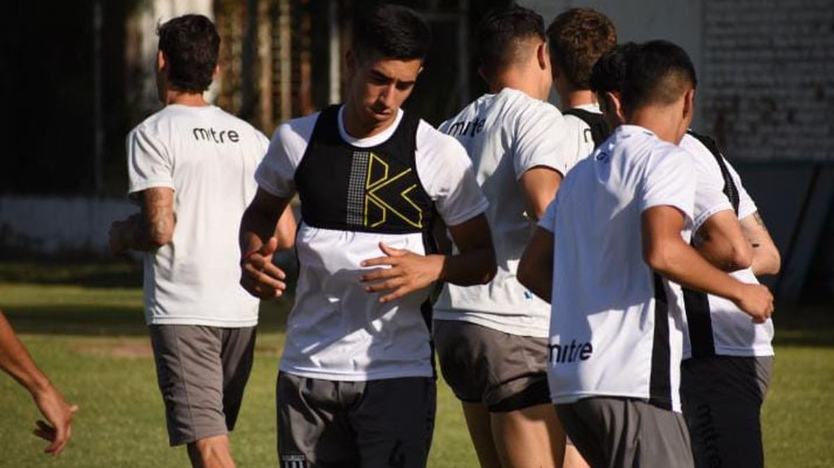 Matías Recalde jugó su tercer partido como titular en el equipo de Joaquín Sastre. Matías Recalde jugó su tercer partido como titular en el equipo de Joaquín Sastre.
