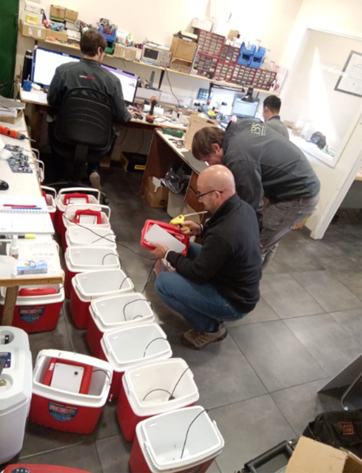 El ingeniero Pablo Vargas controlando los dispositivos que utiliza el Incucai.