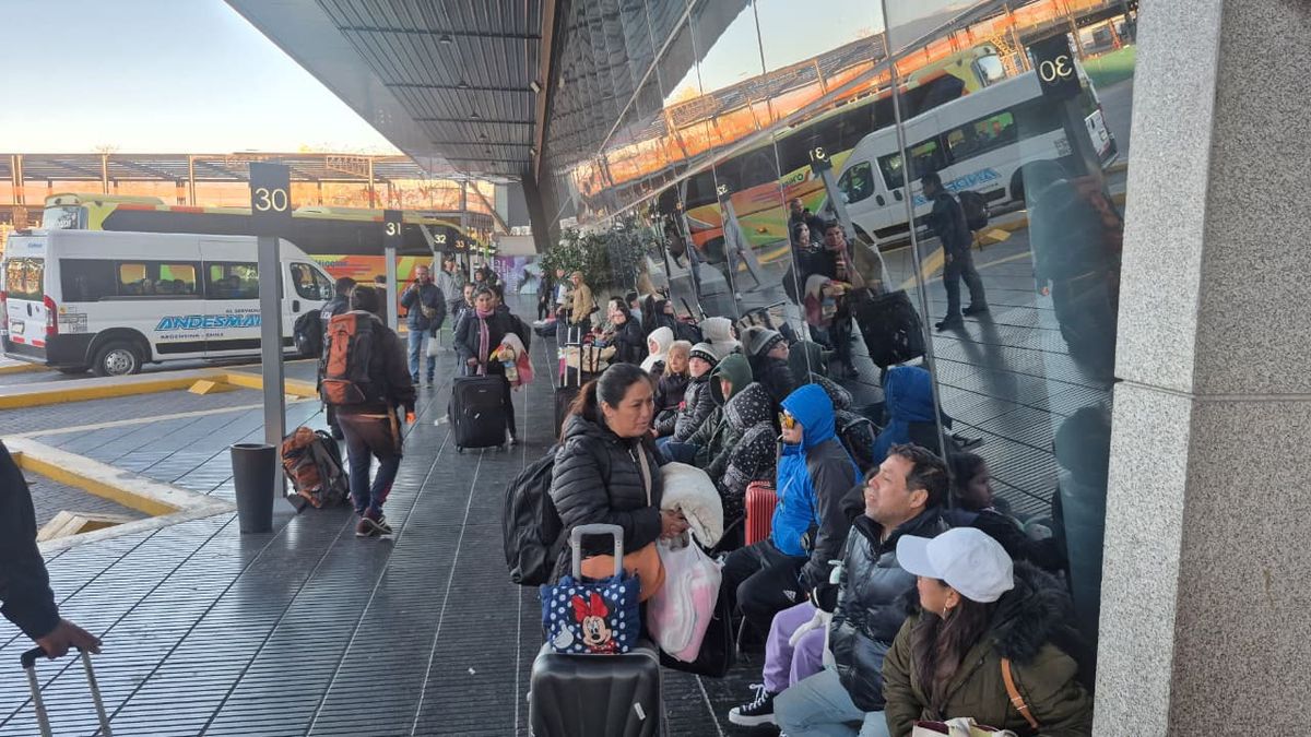Muchos chilenos quedaron varados en Mendoza por el cierre del Paso Cristo Redentor. Muchos chilenos quedaron varados en Mendoza por el cierre del Paso Cristo Redentor.
