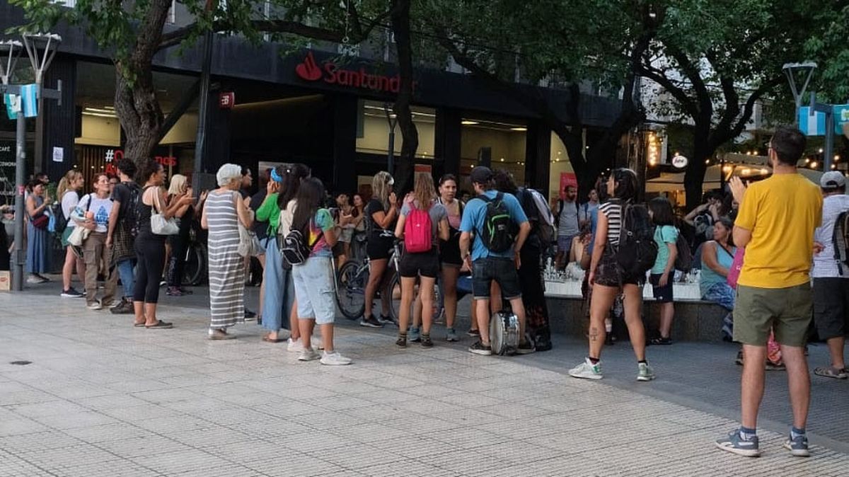 La manifestación comenzó a las 19 del jueves y la Policía estuvo presente para evitar cualquier problema. La manifestación comenzó a las 19 del jueves y la Policía estuvo presente para evitar cualquier problema.