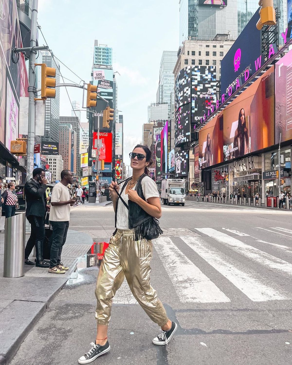 Paula Chaves se suma a los pantaloncitos shiny y paraliza New York. Paula Chaves se suma a los pantaloncitos shiny y paraliza New York.