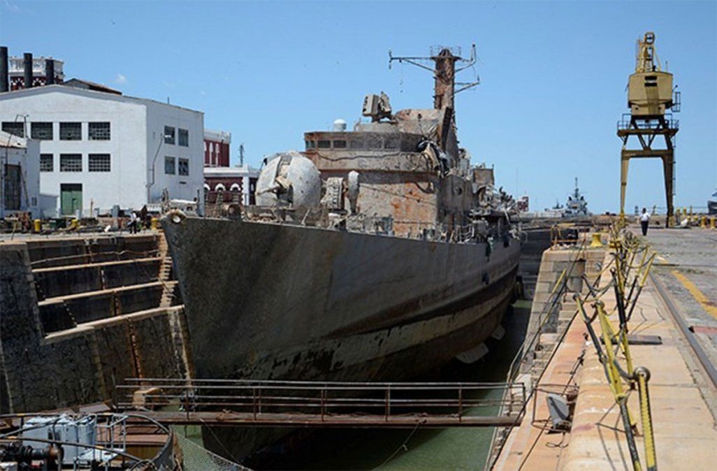El buque ARA Santísima Trinidad desembarcó las primeras tropas en la guerra de las Islas Malvinas en la noche del 1º de abril de 1982 y sería desmantelado. Aquí luego de ser rescatado del hundimiento.