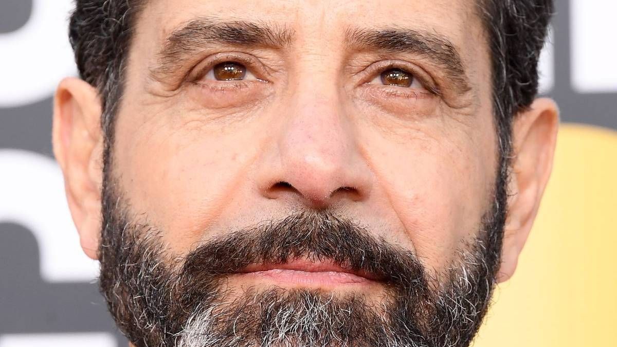 Tony Shalhoub se luce en Netflix con Monk.