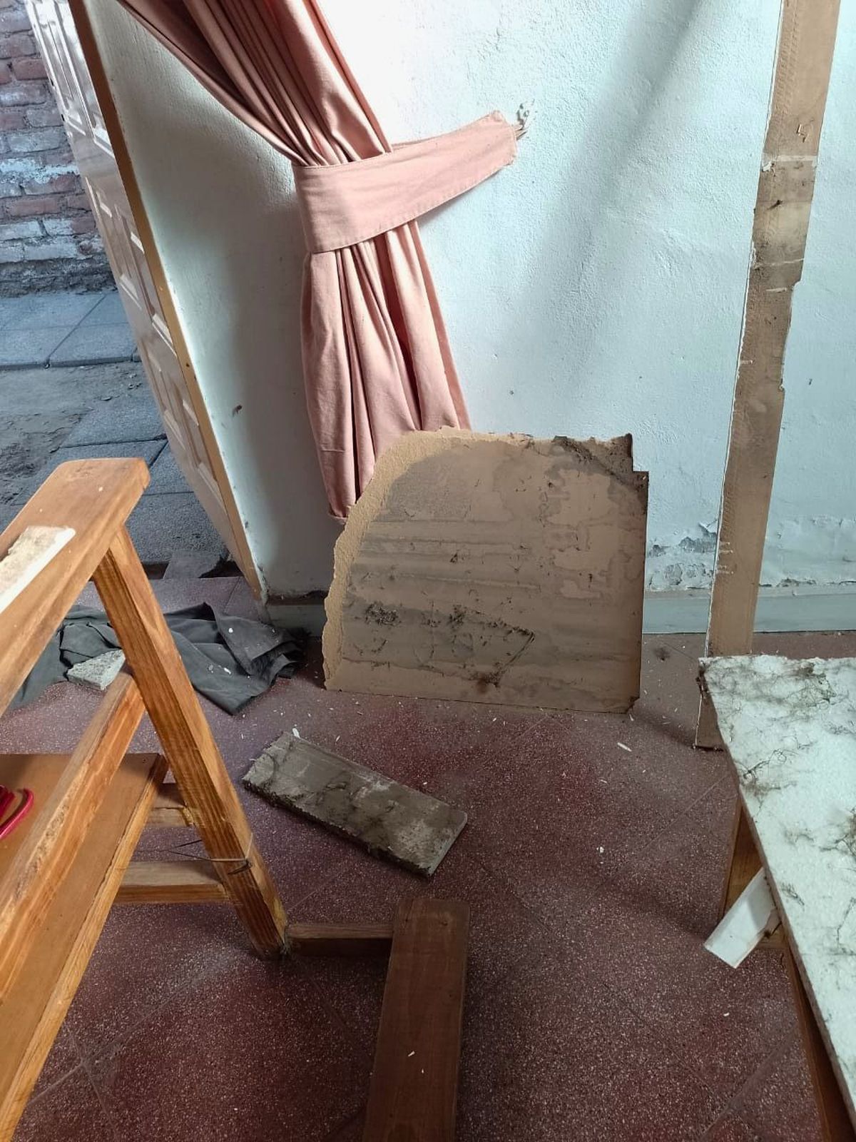 Destrozos y robo durante la madrugada en la parroquia Espíritu Santo. La hermana Norma pide ayuda para seguir adelante. Destrozos y robo durante la madrugada en la parroquia Espíritu Santo. La hermana Norma pide ayuda para seguir adelante.