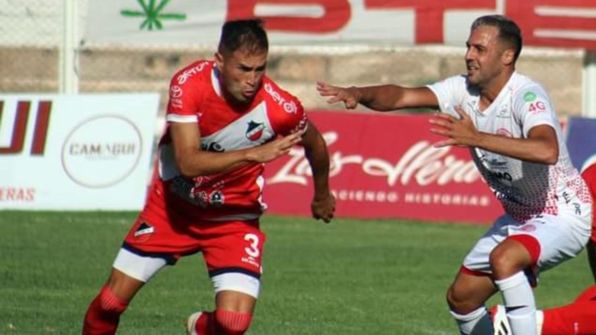 El defensor Fernando Moreyra en plena acción. (Fotos: gentileza Prensa Deportivo Maipú).