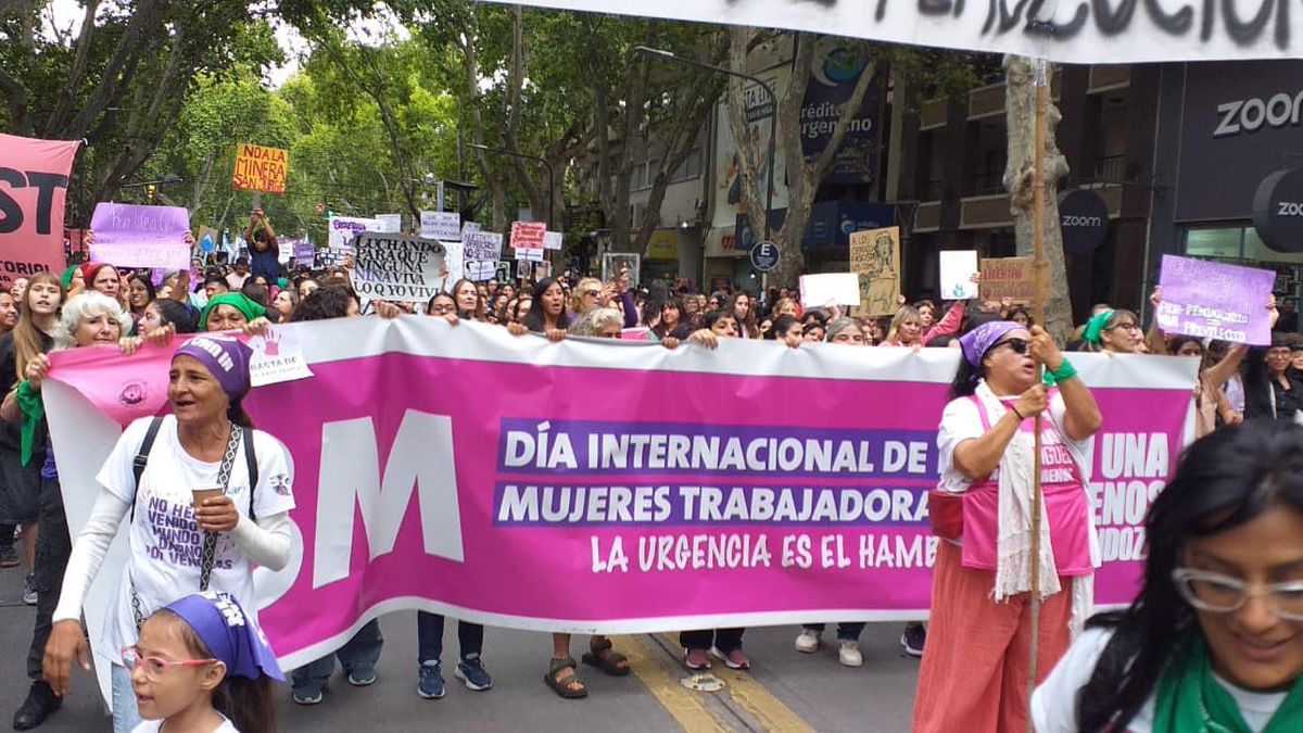 Organizaciones de mujeres participaron en la contramarcha durante el Carrusel de la Vendimia 2025. Organizaciones de mujeres participaron en la contramarcha durante el Carrusel de la Vendimia 2025.