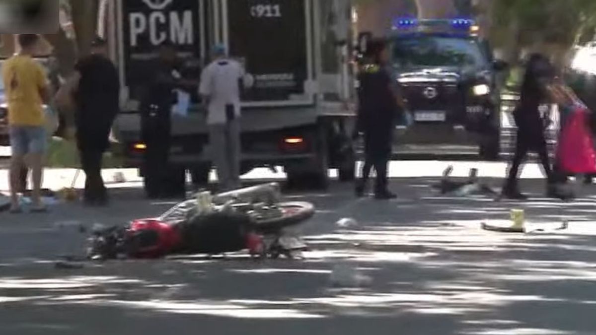 El accidente ocurrió en el cruce de calles Aristóbulo del Valle y Pedro Pascual Segura, de El Algarrobal, Las Heras. El accidente ocurrió en el cruce de calles Aristóbulo del Valle y Pedro Pascual Segura, de El Algarrobal, Las Heras.