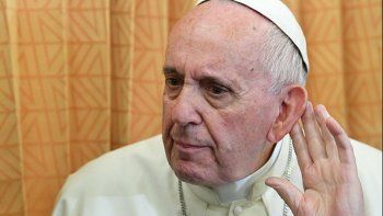 El Papa pidió a los sacerdotes acompañar a transexuales católicos