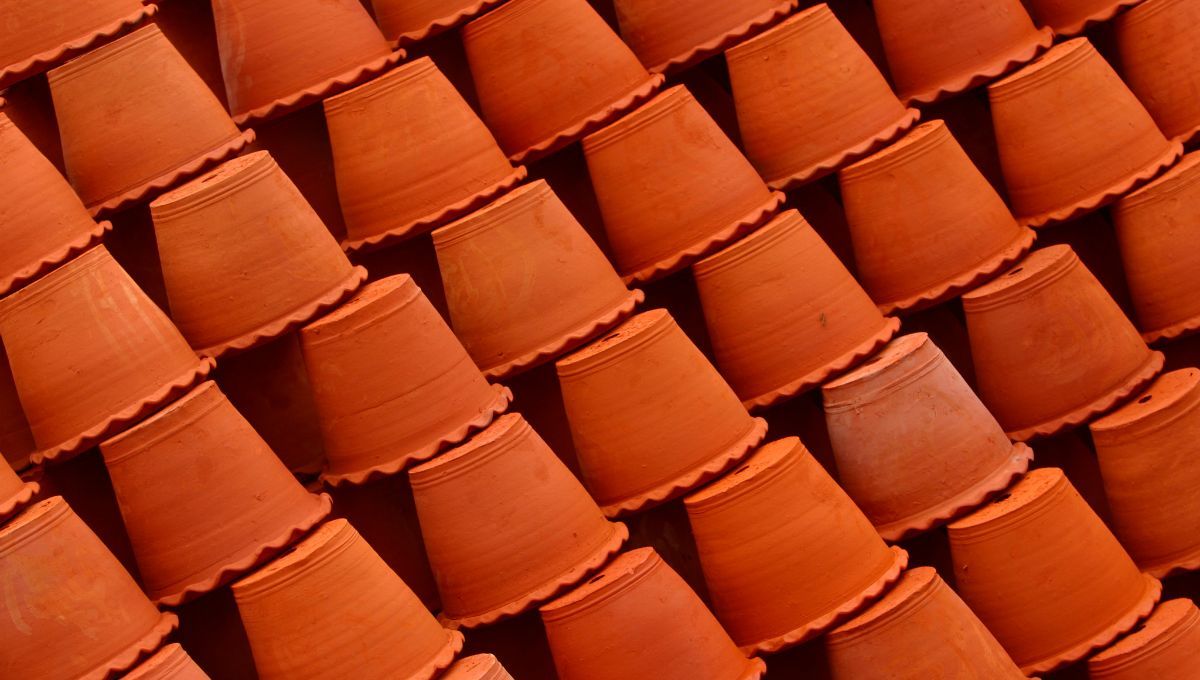 Las macetas de terracota o de pl&aacute;stico pueden convertirse en campanas decorativas para Navidad.&nbsp;