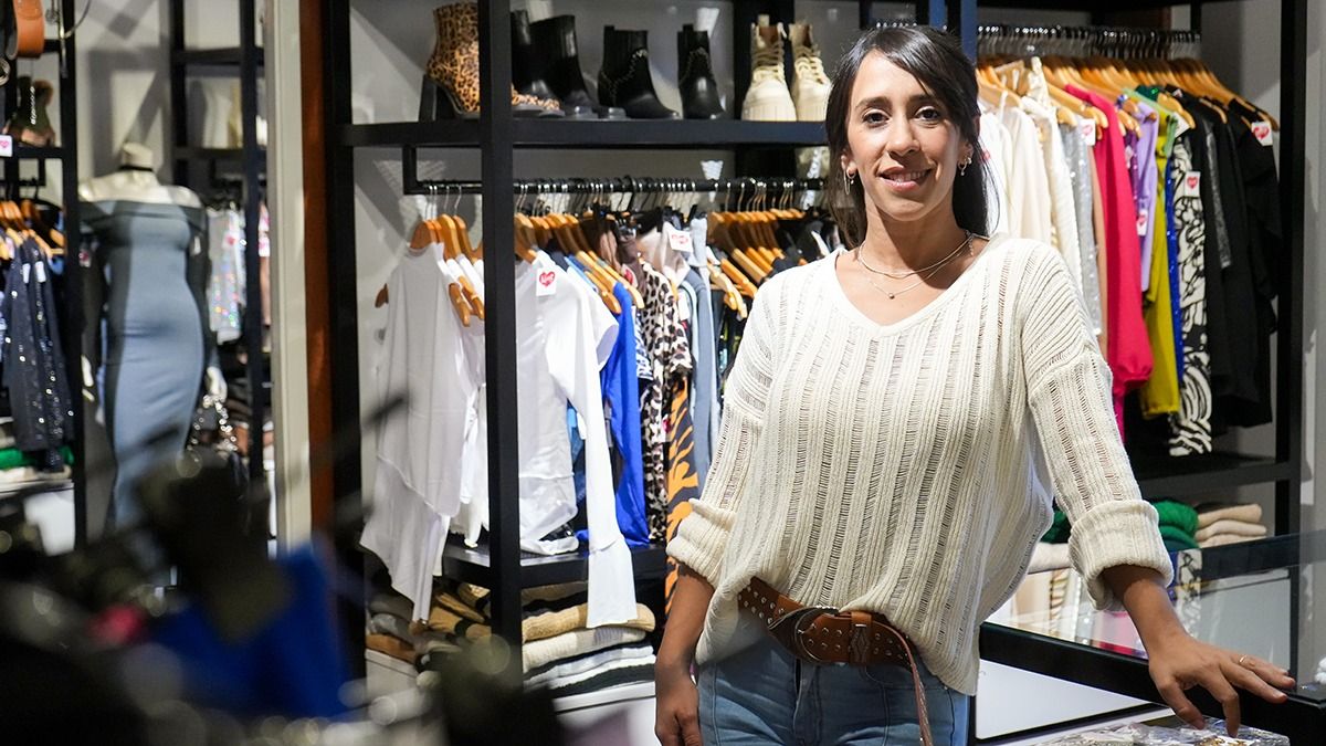 La diseñadora que empezó vendiendo ropa en una valija y ahora viste a figuras de los Martín Fierro.