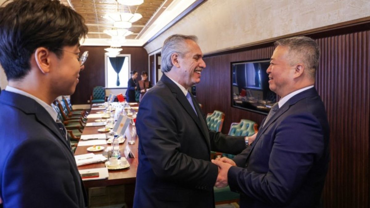 Durante su viaje a China en octubre de 2023, el entonces presidente de Argentina, Alberto Fernández, se reunió con directivos de CMEC, la empresa china encargada del proyecto del ferrocarril de mercancías Belgrano Cargas (Imagen: Casa Rosada, CC BY 2.5 AR) Durante su viaje a China en octubre de 2023, el entonces presidente de Argentina, Alberto Fernández, se reunió con directivos de CMEC, la empresa china encargada del proyecto del ferrocarril de mercancías Belgrano Cargas (Imagen: Casa Rosada, CC BY 2.5 AR)