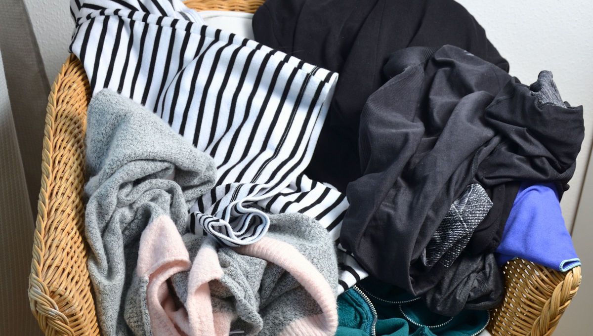 Silla de la habitación con ropa acumulada del día a día Silla de la habitación con ropa acumulada del día a día