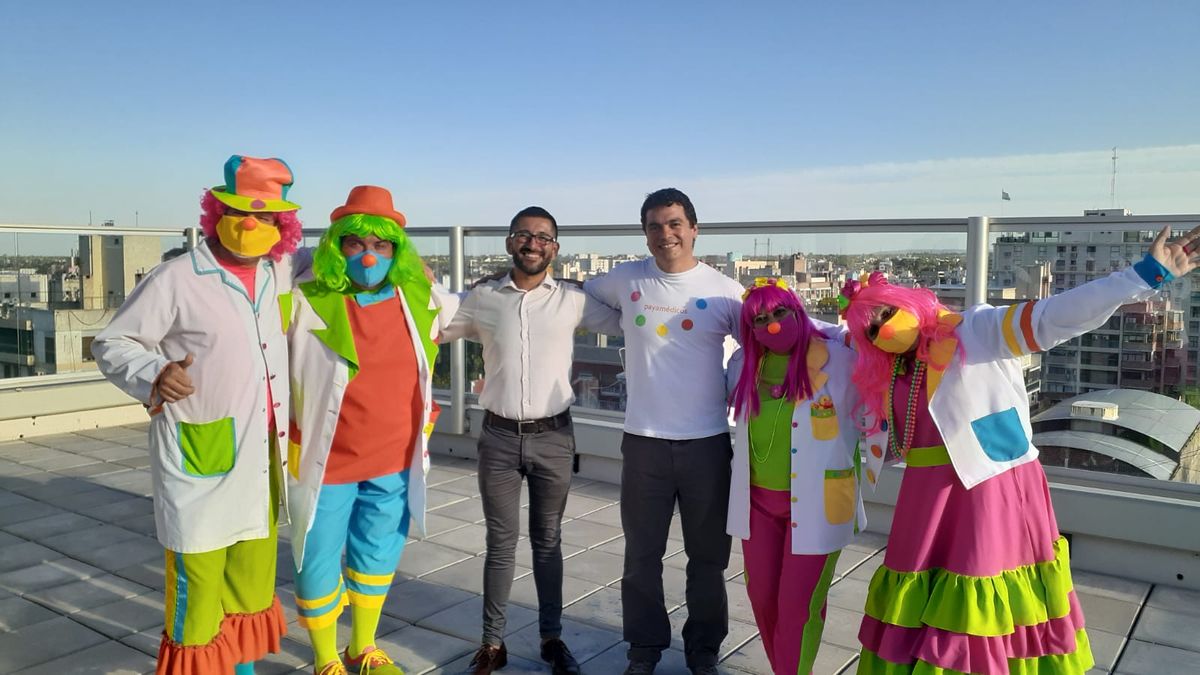 El concejal electo de Maipú Gabriel López (con camisa blanca, en el centro de la imagen) junto a Gerardo Quiroga, director del grupo de los payamédicos, quienes también participaron del video por la paz en Ucrania&nbsp;