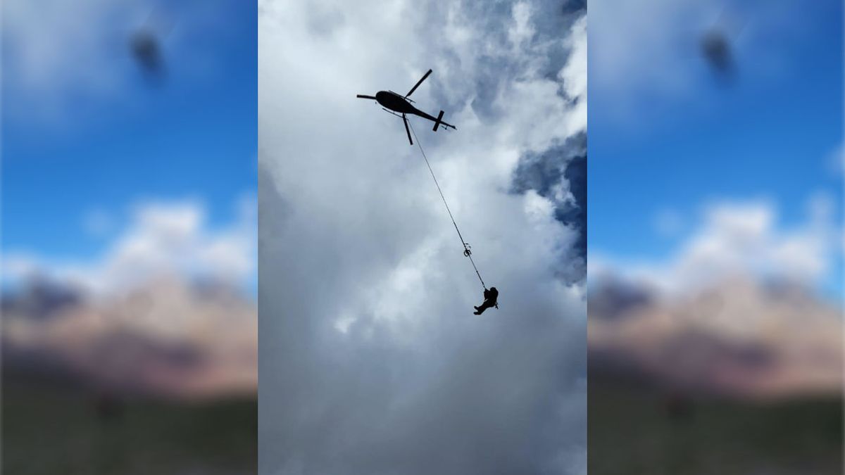 Los efectivos utilizaron la técnica carga externa humana, en la cual el piloto lleva al rescatista colgado de una eslinga. La imagen corresponde al rescate realizado el 28 de enero. Los efectivos utilizaron la técnica carga externa humana, en la cual el piloto lleva al rescatista colgado de una eslinga. La imagen corresponde al rescate realizado el 28 de enero.