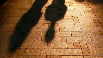 Un hombre camina bajo un farol y su sombra desaparece de repente: ¿Cómo pudo pasar si él seguía ahí?