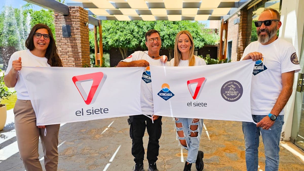 Parte de la expedición al Aconcagua con Magalí Silva, de la empresa Portezuelo del Viento Lodge & Adventures; el camarógrafo de El Siete Gerardo Tejeda, la periodista especializada en turismo Felicitas Oyhenart y Pablo Forconi, jefe de logística y expedición. Parte de la expedición al Aconcagua con Magalí Silva, de la empresa Portezuelo del Viento Lodge & Adventures; el camarógrafo de El Siete Gerardo Tejeda, la periodista especializada en turismo Felicitas Oyhenart y Pablo Forconi, jefe de logística y expedición.