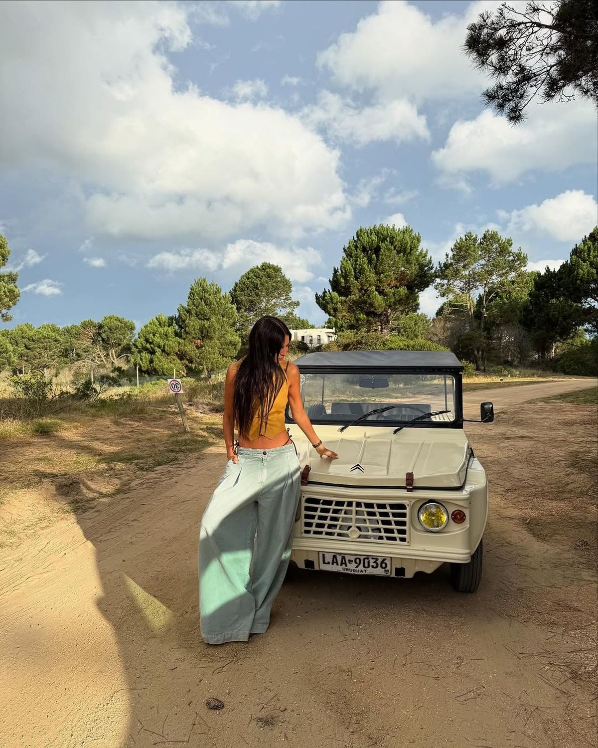 Desde Punta del Este, Zaira Nara confirma que es la reina del look tanga a la vista y jeans al ras. Desde Punta del Este, Zaira Nara confirma que es la reina del look tanga a la vista y jeans al ras.