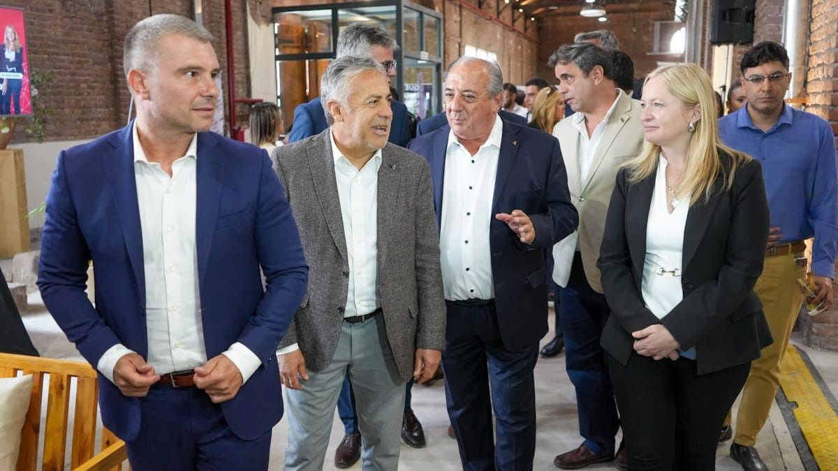 El intendente de Godoy Cruz, Diego Costarelli, el gobernador Alfredo Cornejo, el referente de Bodegas de Argentina, Walter Bressia, y la vicegobernadora de Mendoza, Hebe Casado. El intendente de Godoy Cruz, Diego Costarelli, el gobernador Alfredo Cornejo, el referente de Bodegas de Argentina, Walter Bressia, y la vicegobernadora de Mendoza, Hebe Casado.