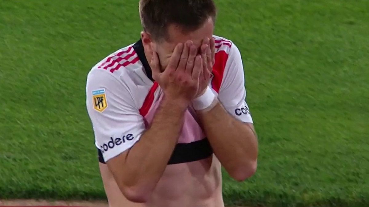 Felipe Peña vio la roja en River por una descomunal plancha